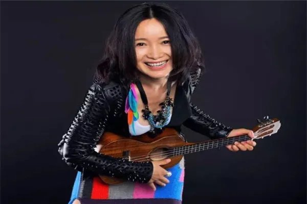 草原十大歌手：乌兰托娅上榜，她是凤凰传奇主唱