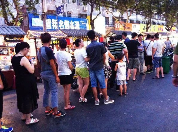 怎么用经济学角度分析上海兴起的排队经济？