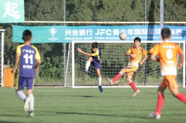 青少年足球赛现“断子绝孙”脚,如何看待不探望莫声张这种处理方式?