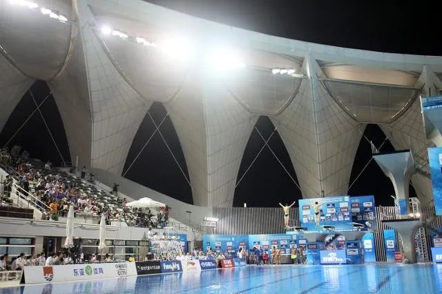 为什么全红婵拿到冠军之后老家会有这么疯狂的景象别的冠军却没有?