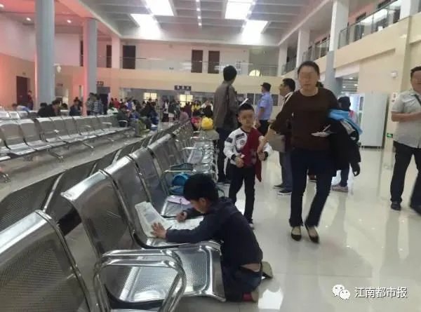 孩子跪景区写作业，这样真的好吗？