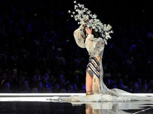 2017维秘秀奚梦瑶摔倒，你怎么看？