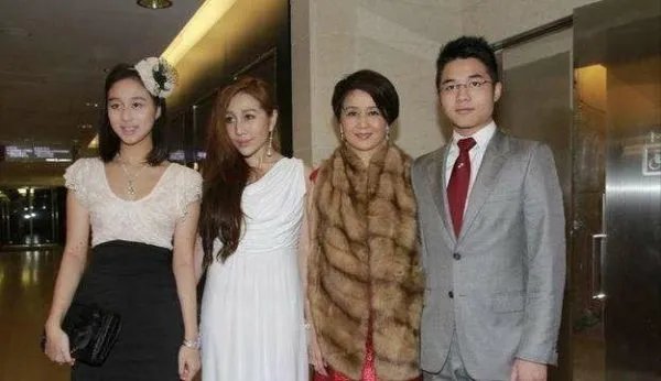 赌王四太年纪是大点,气质方面两个女儿能比的过她吗?