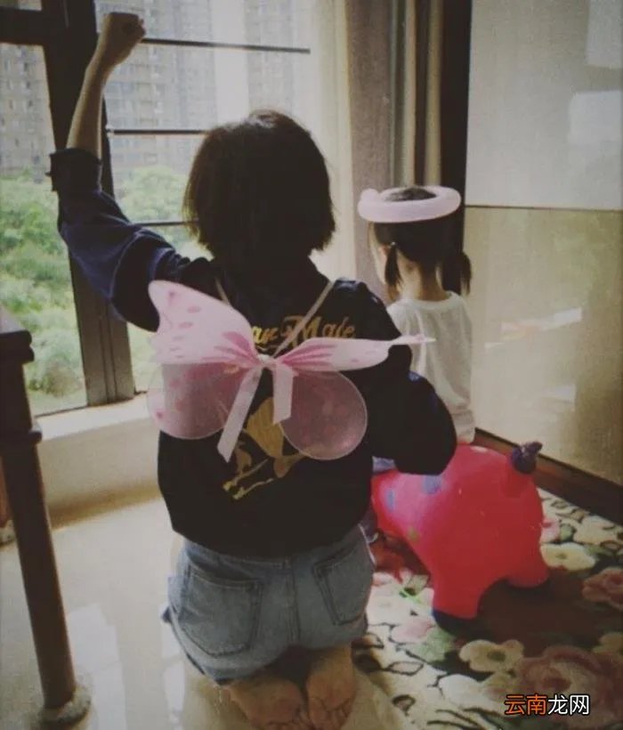 万茜不避嫌与老公街头甜蜜喂食 万茜的真正老公图片