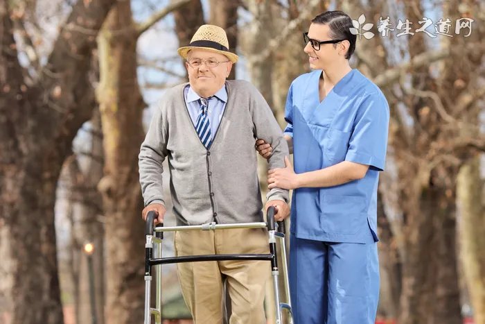 老人常走螃蟹步 缓解腰腿疼