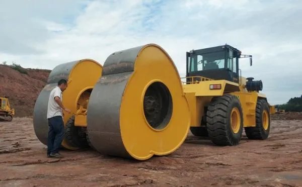 冲击压路机是什么样子的机械设备？