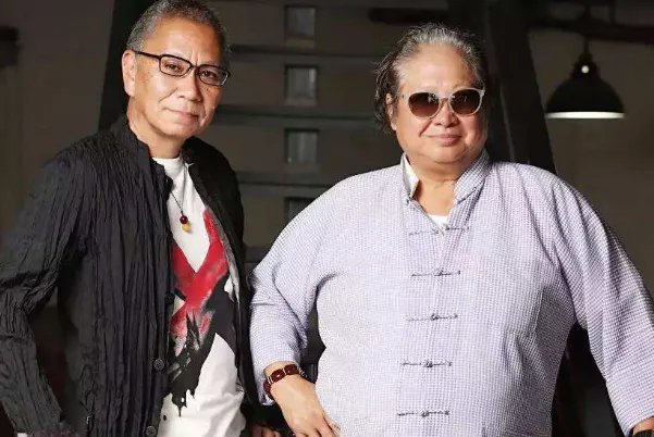 洪金宝戴口罩坐轮椅去买菜，为何会引发网友评论很大牌？