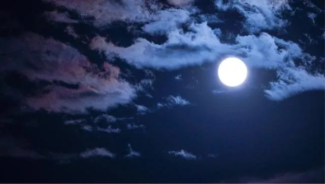 你曾拍过或者见过的最美的月亮是什么样的?