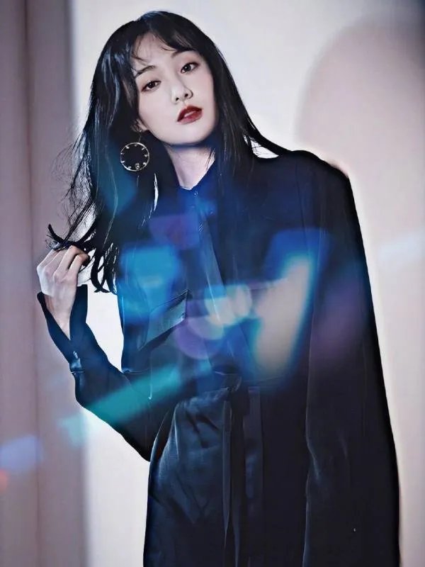 郑爽风波后首次露面，你认为郑爽会被彻底封杀吗？