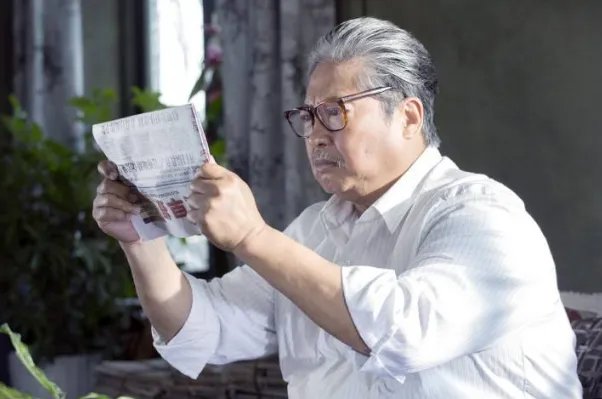 洪金宝戴口罩坐轮椅去买菜，为何会引发网友评论很大牌？