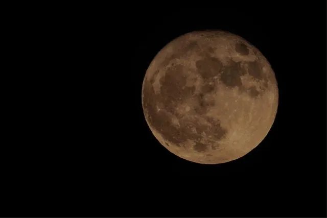 你曾拍过或者见过的最美的月亮是什么样的?