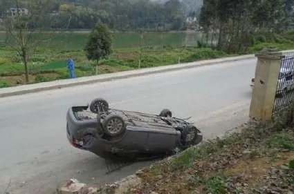 轿车翻车后男子车内淡定数钱,这种情况下汽车会不会爆炸?