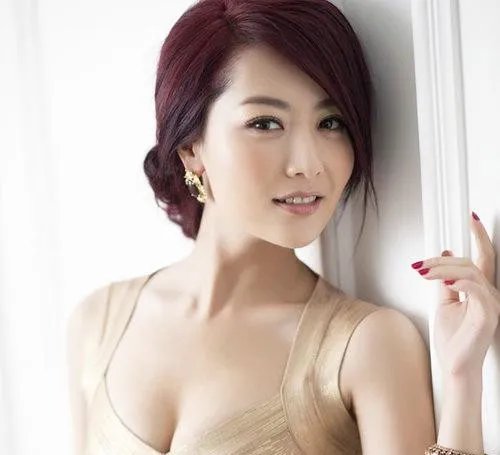 白冰性感低胸照曝光 与老公丁一结婚宣布怀孕