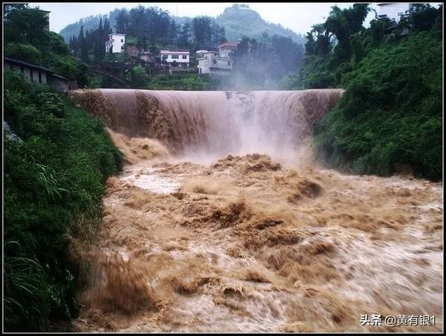 为救15名游客而殉职，温州消防员周锦勇被追记二等功, 你怎么看？