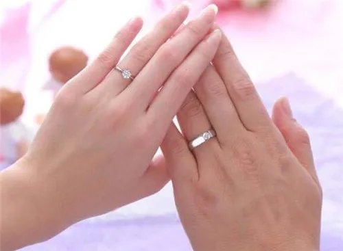 情侣戒指应该戴在哪个手指 情侣戒指要选择什么样的