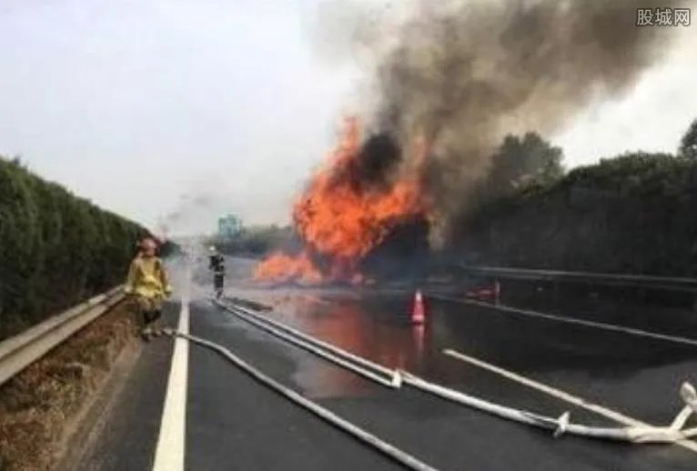 快递货车高速起火 4500多件快递葬身火海