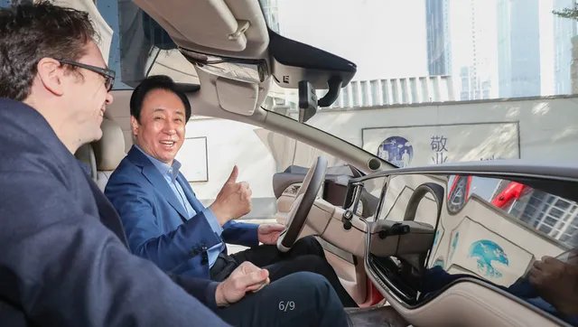 恒驰汽车内饰图曝光，许家印坐车内竖起了大拇指