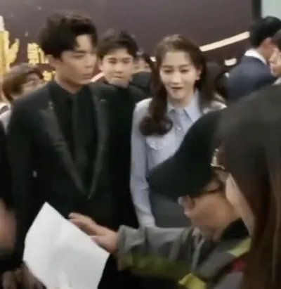 关晓彤鹿晗秀恩爱是什么情况：一个眼神暖暖的爱意