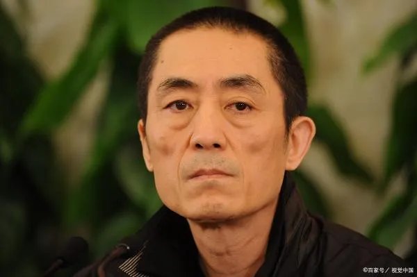 张艺谋的妻女去探班，陈婷打扮的很年轻，你羡慕张艺谋夫妻两人的爱情吗？