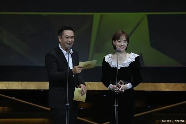 邓超给孙俪比心：长久的婚姻不容易，如何才能让婚姻始终保鲜？