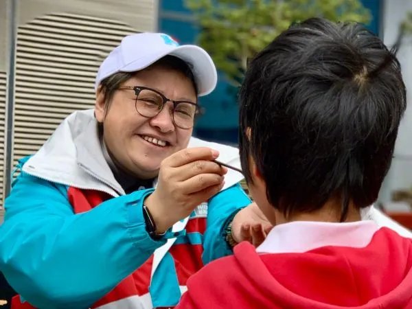 韩红暴瘦后现身机场，戴墨镜和珠链气场强大，她在圈内的影响力有多大？