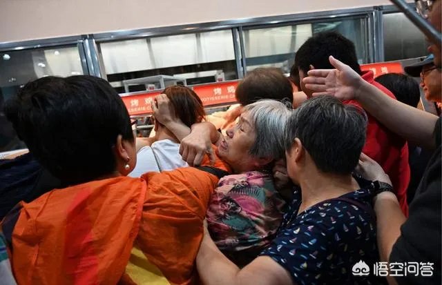 美国超市Costco上海店开业,茅台被抢光,爱马仕被抢光,半天就被买停业,你怎么看?