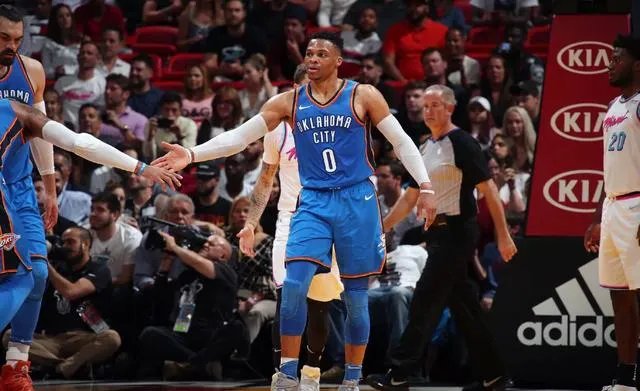 威少对阵热火狂摘18个篮板，如何看待他为了场均三双刷数据的行为？