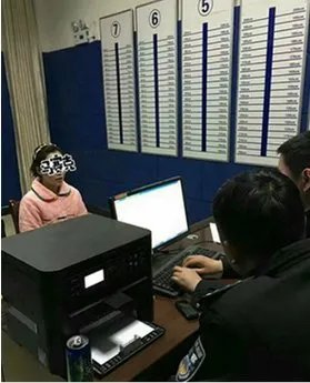 女司机撞人后踢打躺地伤者是怎么回事？