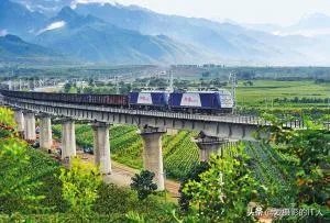 为什么火车过桥要鸣笛？