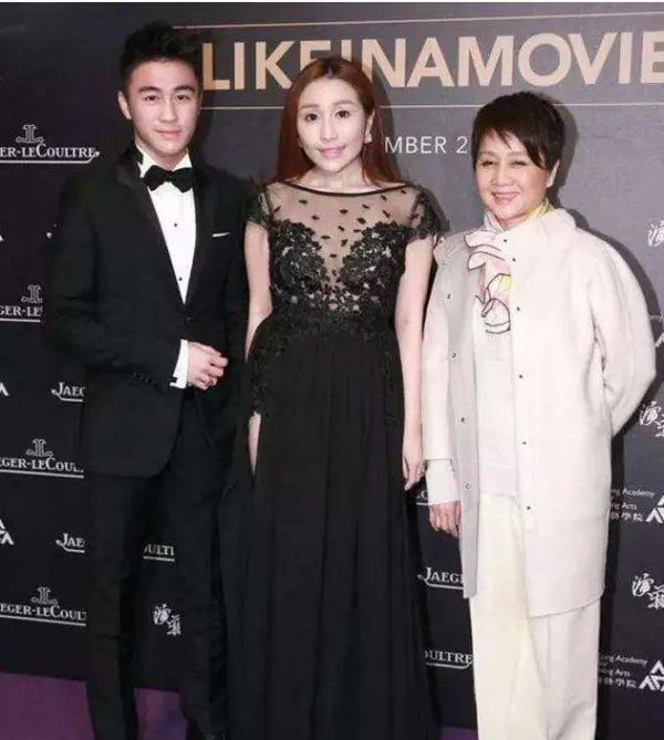 赌王四太年纪是大点,气质方面两个女儿能比的过她吗?