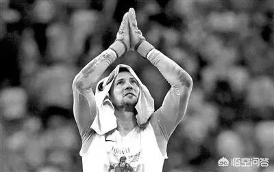 克罗地亚击败了英格兰，苏巴西奇本来要脱衣庆祝，却被球队女经理拦住，你怎么看？