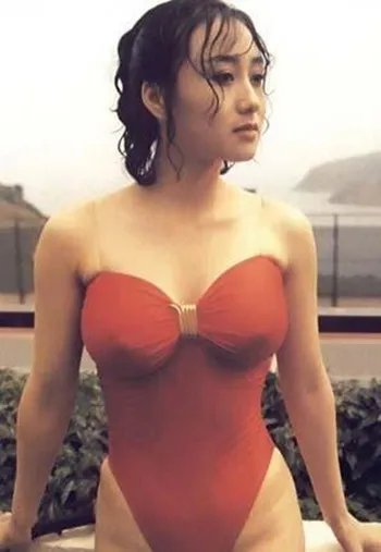 利智性感照片欣赏 54岁仍前凸后翘美胸坚挺