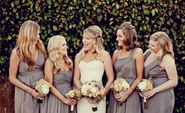伴娘一定要穿礼服吗 伴娘礼服怎么选