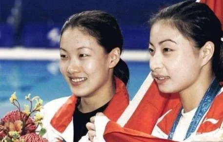 梁锦松被传婚内出轨，伏明霞立即提出离婚，她没有想象中那么傻，你怎么看？