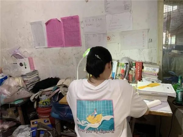 江西都昌那个要带着奶奶上大学的女孩考上了什么学校,近况如何?