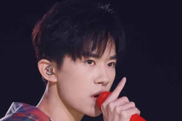 易烊千玺在演唱全新单曲《粉雾海》的时候，嗓音如何？