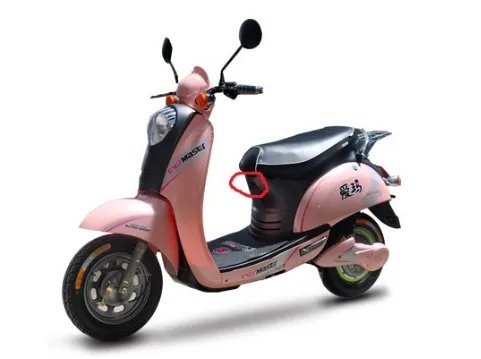 爱玛电动车充电口在哪里图片