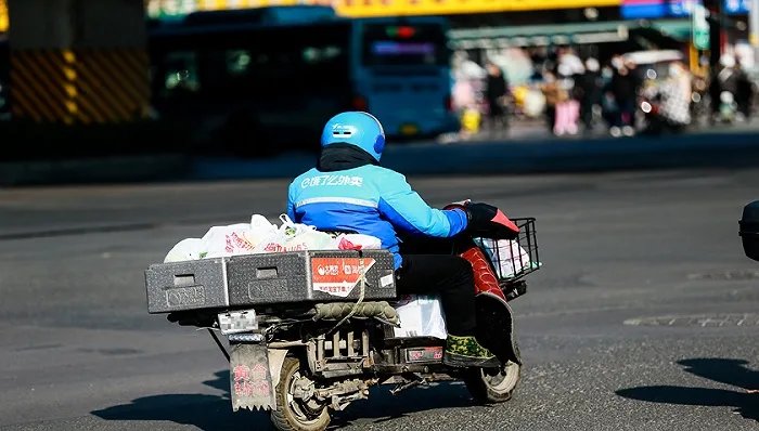 外卖员被救护车二次碾压让人痛心，这是怎么一回事？