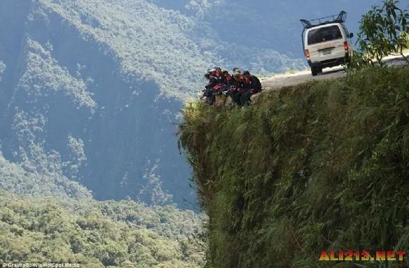 白骨堆起来的最危险道路 实拍玻利维亚死亡之路