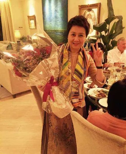 赌王四太年纪是大点,气质方面两个女儿能比的过她吗?