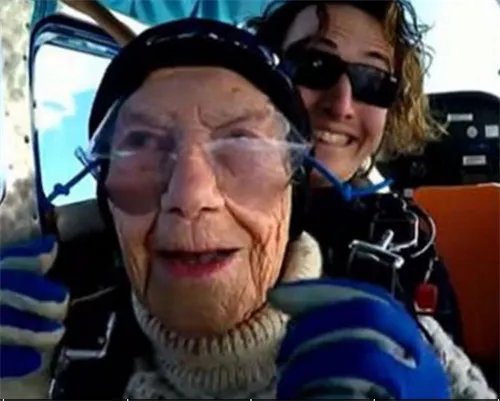 101岁老人跳伞破纪录 网友:这老人胆真大,4000米都敢跳