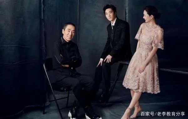 张艺谋的妻女去探班，陈婷打扮的很年轻，你羡慕张艺谋夫妻两人的爱情吗？