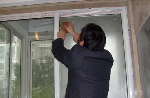 玻璃贴膜怎么贴 贴玻璃膜有哪些技巧