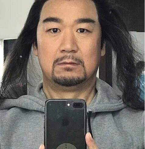 张国立晒搞笑自拍,走“逗比”路线了?