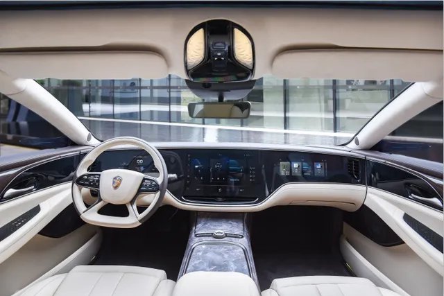 恒驰汽车内饰图曝光，许家印坐车内竖起了大拇指