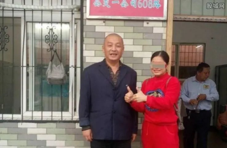 女子数万元婚饰忘公交 贵重物品遗失如何找回？