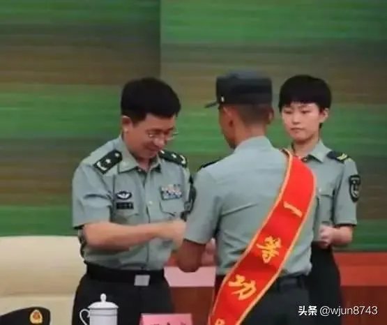 江西小伙95后王亮2分钟勇救4人，立了一等功为什么还被喷？