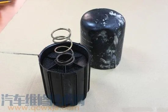 汽车空气干燥器构造与工作原理
