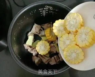 玉米萝卜排骨汤
