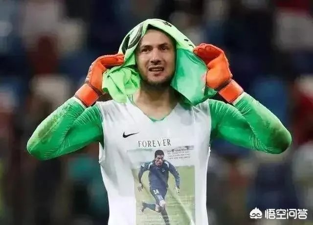 克罗地亚击败了英格兰，苏巴西奇本来要脱衣庆祝，却被球队女经理拦住，你怎么看？